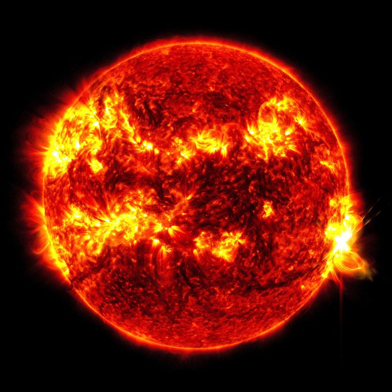Esta imagen proporcionada por el Observatorio de Dinámica Solar de la NASA muestra una llamarada solar, el brillante destello de la derecha, el martes 14 de mayo de 2024. (NASA/SDO vía AP)