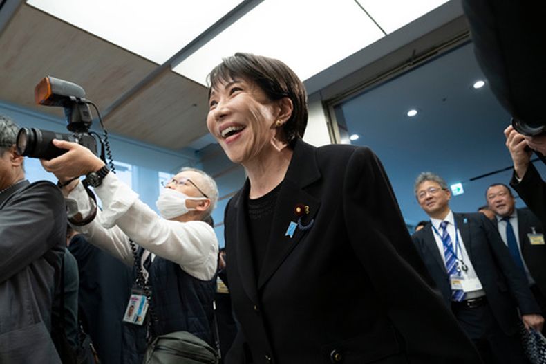 La primera ministra de Japón, Sanae Takaichi, llega a una reunión con miembros de la banda de rock británica Deep Purple en la Oficina del Primer Ministro en Tokio, el viernes 10 de abril de 2026. (Yuichi Yamazaki/Pool Photo via AP)