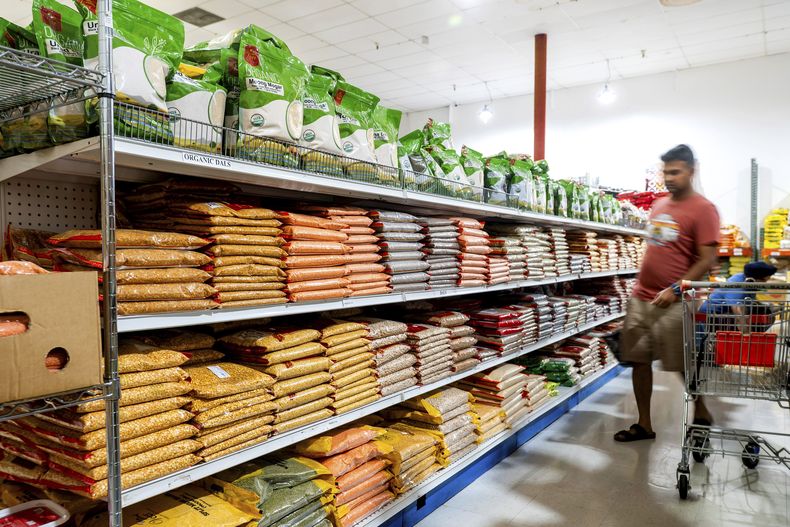 Un cliente compra en New India Bazar, donde la mayoría de la mercancía es importada de India y Canadá, el 6 de agosto de 2025, en Fremont, California. (AP Foto/Noah Berger)