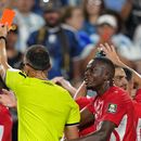 El árbitro Joao Pinheiro expulsa al suizo Breel Embolo (7) durante el partido contra Argentina en los cuartos de final de la Copa del Mundo, el sábado 11 de julio de 2026. (AP Foto/Ed Zurga)