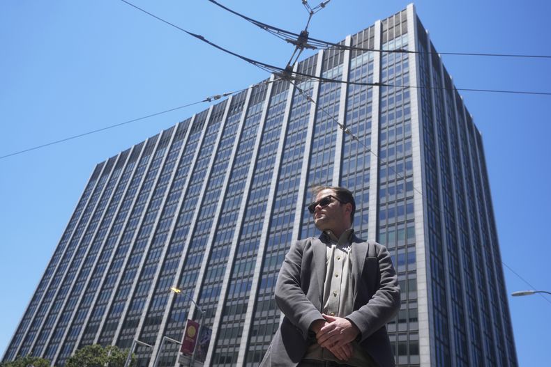 Marc Seawright frente al edificio federal Phillip Burton en San Francisco el 14 de julio del 2025. (AP foto/Jeff Chiu)