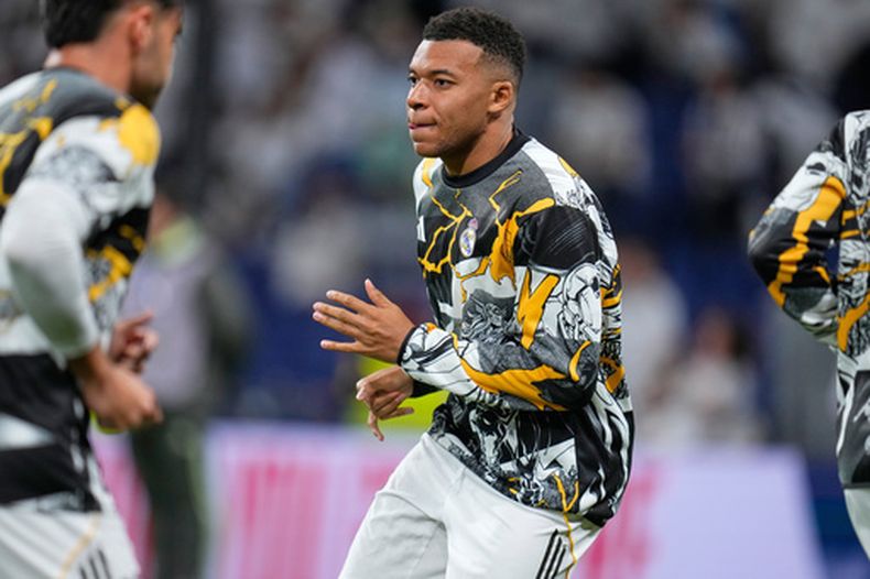 El delantero del Real Madrid Kylian Mbappé previo al partido contra el Celta de Vigo en la Liga de España, el domingo 7 de diciembre de 2025, en Madrid. (AP Foto/Manu Fernández)