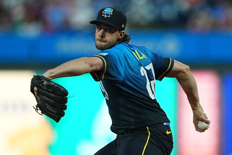 Aaron Nola, de los Filis de Filadelfia, lanza durante la primera entrada del juego de béisbol de Grandes Ligas frente a los Mellizos de Minnesota, el viernes 26 de septiembre de 2025, en Filadelfia. (AP Foto/Matt Rourke)