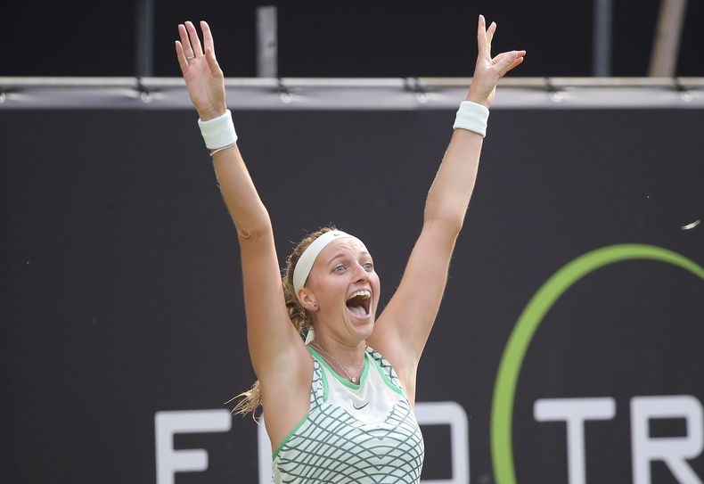 Petra Kvitova celebra tras derrotar a Donna Vekic en la final del Abierto de Berlín, el domingo 25 de junio de 2023. (Wolfgang Kumm/dpa vía AP)