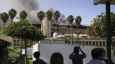 Humo se eleva desde un edificio del complejo hospitalario de Soroka tras el impacto de un misil de Irán en Beersheba, Israel, el jueves 19 de junio de 2025. (AP Foto/Leo Correa)
