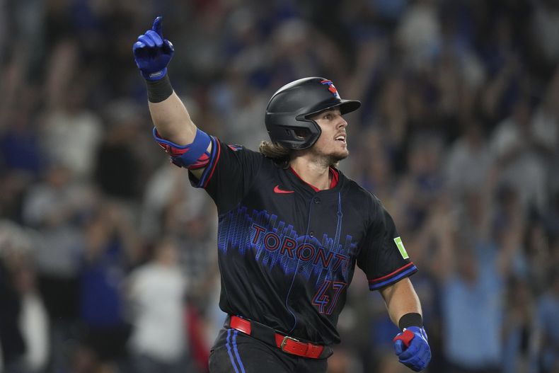 Addison Barger, de los Azulejos de Toronto, celebra después de batear cuadrangular para dejar tendidos a los Angelinos de Los Ángeles durante la novena entrada del juego de béisbol del viernes 23 de agosto de 2014. (Chris Young/The Canadian Press vía AP)
