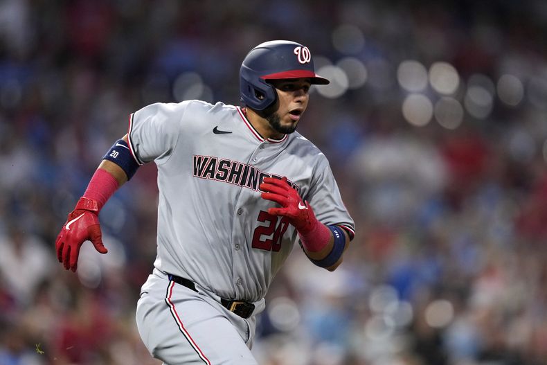 El venezolano Keibert Ruiz corre a la inicial al impulsar una carrera por los Nacionales de Washington ante los Filis de Filadelfia, el jueves 1 de mayo de 2025 (AP Foto/Matt Slocum)