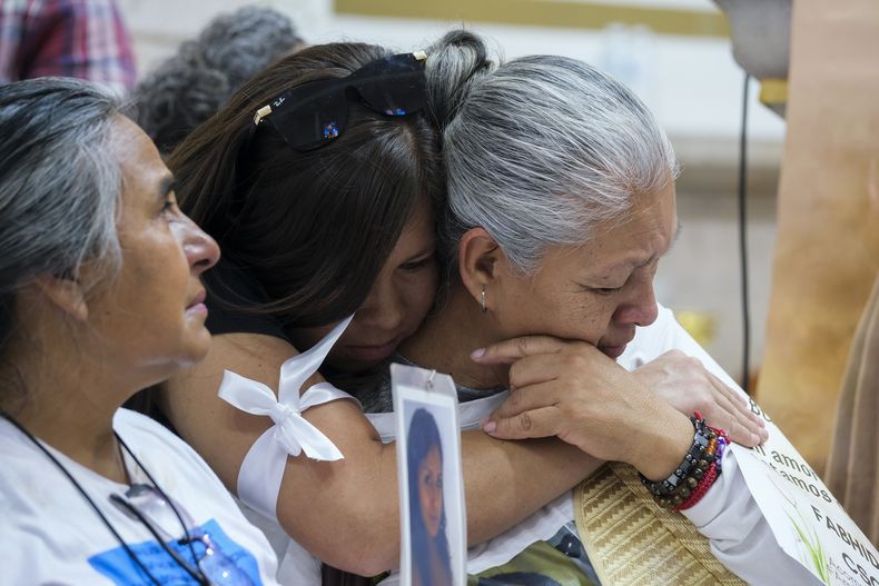 Feligreses se abrazan durante una misa tras el descubrimiento de los restos óseos de sus seres queridos en el Rancho Izaguirre en Teuchitlán, Jalisco, México, el domingo 16 de marzo de 2025. (Foto AP/Alfredo Moya)