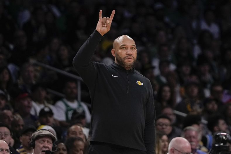 El entrenador de los Lakers de Los Ángeles Darvin Ham da indicaciones durante la primera mitad del juego de baloncesto de la NBA ante los Celtics de Boston, el domingo 25 de diciembre de 2023, en Los Ángeles. (AP Foto/Ryan Sun)