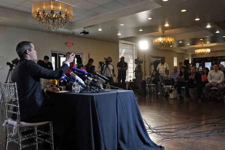 El líder de la oposición venezolana, Juan Guaidó, habla durante una conferencia de prensa el jueves 27 de abril de 2023 en La Jolla Ballroom en Coral Gables, Florida. (AP Foto/Wilfredo Lee)
