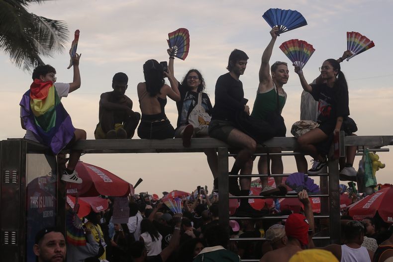 Fans vitorean mientras esperan el inicio del concierto gratuito de Lady Gaga en la playa de Copacabana en Río de Janeiro, el sábado 3 de mayo de 2025. (Foto AP/Bruna Prado)