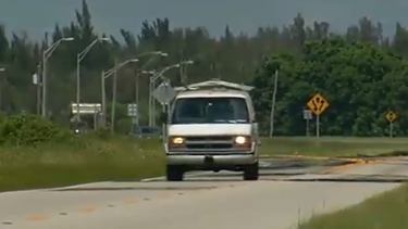 americateve | Hace ocho meses, tres jóvenes murieron calcinados en un fatal accidente en la avenida Krome, al quedar atrapados en los hierros retorcidos de su auto.