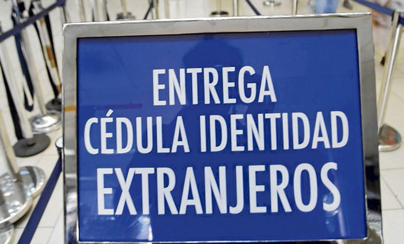 Peruanos y cubanos lideran ranking de extranjeros nacionalizados en Chile.