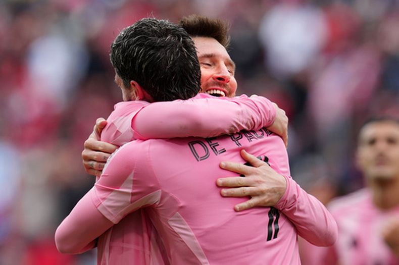 Lionel Messi celebra tras anotar con su compañero del Inter Miami Rodrigo de Paul en el encuentro de la MLS ante Toronto el sábado 9 de mayo del 2026. (Frank Gunn /The Canadian Press via AP)