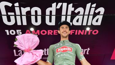 De Bondt gana última etapa plana de Giro; Carapaz aún líder