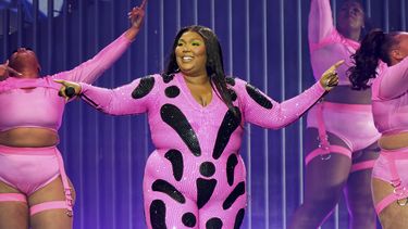 ARCHIVO - Lizzo se presenta en el United Center el 17 de mayo de 2023 en Chicago. Lizzo fue demandada por tres exbailarinas que acusan a la ganadora del Grammy de acoso sexual y alegan que la cantante y su equipo de producción crearon un ambiente de trabajo hostil. La demanda civil presentada el martes 1 de agosto de 2023 en el Tribunal Superior del Condado de Los Ángeles. (Foto Rob Grabowski/Invision/AP, archivo)