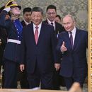 El presidente de Rusia, Vladímir Putin (derecha), recibe a su homólogo chino, Xi Jinping, en el Kremlin, en Moscú, el 8 de mayo de 2025. (Alexei Danichev/Photo host agency RIA Novosti via AP)