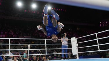 El cubano Erislandy Álvarez festeja su triunfo sobre el francés Sofiane Oumiha en la final de los superligeros del boxeo olímpico, el miércoles 7 de agosto de 2024, en París (AP Foto/Ariana Cubillos)