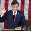 ARCHIVO - El representante republicano Mike Johnson jura como nuevo presidente de la Cámara de Representantes ante el decano de la Cámara, el representante republicano Hal Rogers, en el Capitolio de Washington, el miércoles 25 de octubre de 2023. (AP foto/Alex Brandon, Archivo)