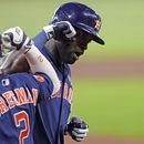 El cubano Yordan Álvarez, de los Astros de Houston, festeja con su compañero Alex Bregman, luego de batear un jonrón de dos carreras en el juego del viernes 2 de junio de 2023, ante los Angelinos de Los Ángeles (AP Foto/David J. Phillip)