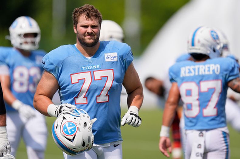 Peter Skoronski (77), guardia de los Titans de Tennessee, calienta durante una práctica del equipo de la NFL en el campamento de entrenamiento, el martes 4 de agosto de 2026, en Nashville, Tennessee. (AP Foto/George Walker IV)