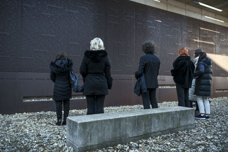 El Muro de Recordación, en la Sinagoga Pasti, en Debrecen, Hungría, el 27 de enero del 2025. (Zsolt Czegledi/MTI via AP)