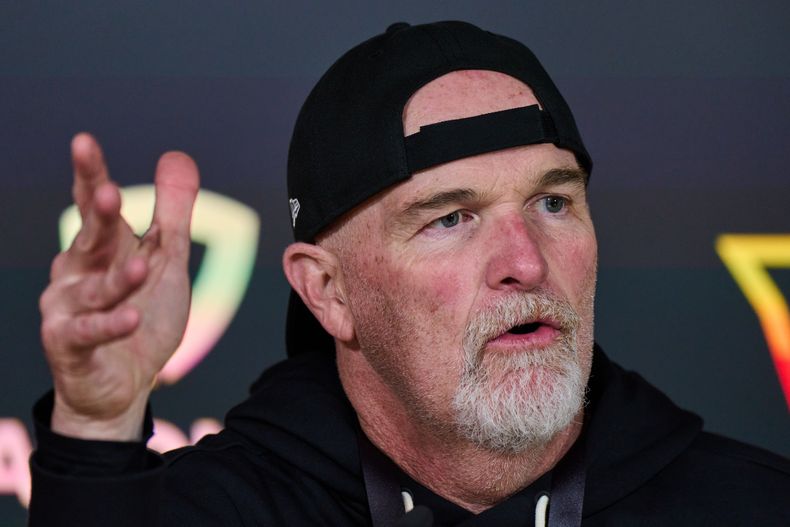 El entrenador de los Commanders de Washington Dan Quinn en conferencia de prensa en Madrid antes del encuentro ante los Dolphins de Miami el viernes 14 de noviembre del 2025. (AP Foto/Bernat Armangue)