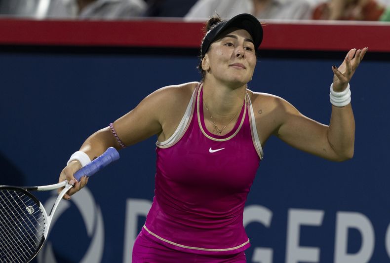 En foto del 8 de agosto del 2023, la canadiense Bianca Andreescu reacciona durante su encuentro ante Camila Giorgi en el Abierto de Montreal. El sábado 26 de agosto del 2023 Andreescu se da de baja del Abierto de Estados Unidos por lesión. (Christinne Muschi/The Canadian Press via AP)
