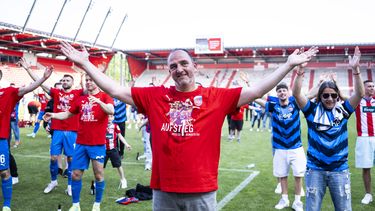 El técnico de Heidenheim Frank Schmidt celebra tras conseguir el ascenso a la Bundesliga, el domingo 28 de mayo de 2023, en Regensburg, Alemania. (Tom Weller/dpa vía AP)