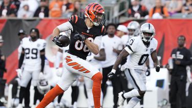 Mike Gesicki, izquierda, tight end de los Bengals de Cincinnati, corre con el balón ante la mirada de Jakorian Bennett (0), cornerback de los Raiders de Las Vegas, durante la segunda mitad del juego de la NFL, el domingo 3 de noviembre de 2024, en Cincinnati. (AP Foto/Jeff Dean)