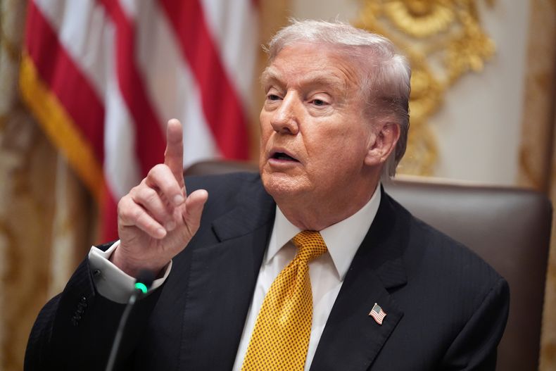 El presidente Donald Trump habla con los periodistas durante una reunión con el primer ministro húngaro Viktor Orbán en el Salón del Gabinete de la Casa Blanca, el viernes 7 de noviembre de 2025, en Washington. (AP Foto/Evan Vucci)