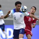 Bashir Humphreys de Inglaterra, a la izquierda, y Chaim El Djebali de Túnez disputan la pelota durante un partido del Grupo E del Mundial Sub20 en el estadio Diego Maradona de La Plata, Argentina, lunes 22 de mayo, 2023. (AP Foto/Gustavo Garello)