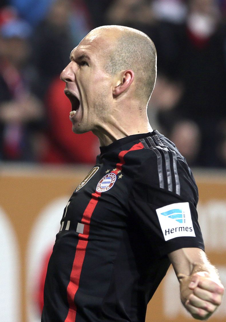 El jugador de Bayern Munich, Arjen Robben, festeja un gol contra Augsburgo en la Bundesliga el s&aacute;bado, 13 de diciembre de 2014, en Augsburgo, Alemania. (AP Photo/Matthias Schrader)