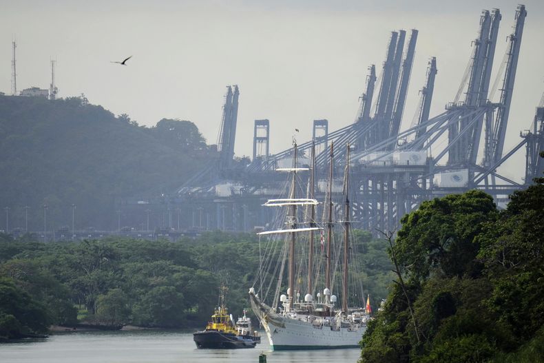 El buque escuela Juan Sebastián de Elcano de la Armada Real Española llega a las esclusas de Miraflores del Canal de Panamá, en la Ciudad de Panamá, el martes 6 de mayo de 2025. (Foto AP/Matías Delacroix)