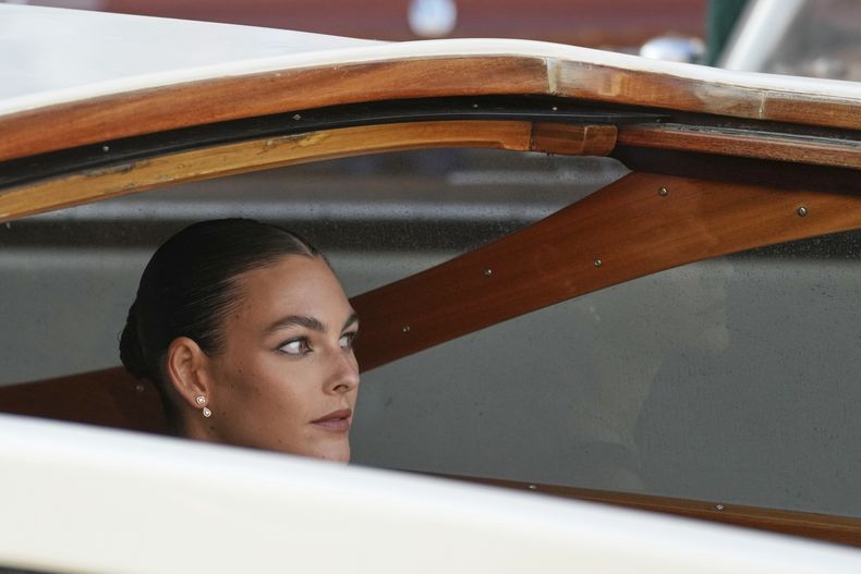 Vittoria Ceretti sale de un hotel previo a la boda de Jeff Bezos y Lauren Sanchez, en Venecia, Italia, el viernes 27 de junio de 2025. (Foto AP/Antonio Calanni)