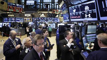 americateve | Fotograf&iacute;a de archivo del 12 de febrero de 2014 de operadores trabajando en el piso de la Bolsa de Valores de Nueva York. (Foto AP/Mark Lennihan)
