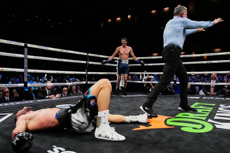Sebastian Fundora, al centro al fondo, celebra tras noquear a Ermal Hadribeaj durante un combate de boxeo por el campeonato de peso superwelter, el sábado 17 de octubre de 2026, en Las Vegas. (Foto AP/John Locher)