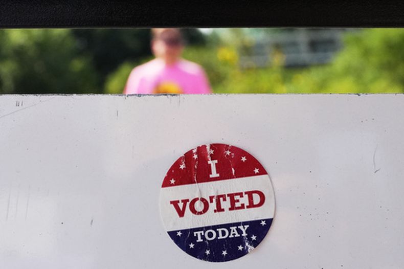 Una calcomanía que dice Hoy voté en Olbrich Gardens, Wisconsin, el martes 11 de agosto de 2026. (AP Foto/Nam Y. Huh)