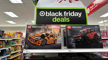 Anuncios de precios especiales en juguetes por el Black Friday, miércoles 26 de noviembre de 2025, en una tienda Target en Denver. (Foto AP/David Zalubowski)