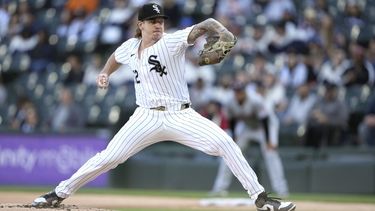 Mike Clevinger, abridor de los Medias Blancas de Chicago, lanza en el juego del sábado 11 de mayo de 2024, ante los Guardianes de Cleveland (AP Foto/Charles Rex Arbogast)