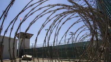 En esta imagen del 17 de abril de 2019, revisada por oficiales militares de Estados Unidos, se puede ver la torre de control del otro lado del alambre de púas instalado dentro de la instalación de detención Campamento VI en la base naval de Bahía de Guantánamo, Cuba. (AP Foto/Alex Brandon, Archivo)