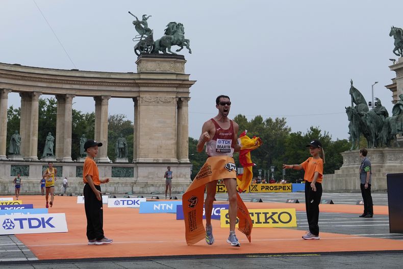 El español Álvaro Martín celebra tras ganar los 20kms marcha en los Campeonatos Mundiales de Atletismo en Budapest el sábado 19 de agosto del 2023. (AP Foto/Ashley Landis)