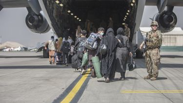Se aceleran los vuelos desde Kabul, pero continúa el caos