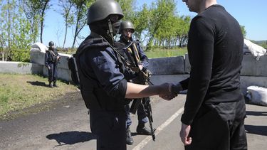 americateve | El primer ministro ucraniano Arseniy Yatsenyuk, derecha, saluda a soldados ucranianos en un control carretero en Slovyansk, Ucrania, el mi&eacute;rcoles 7 de mayo del 2014. (Foto AP/Andrew Kravchenko)