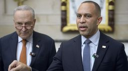 El líder de la minoría demócrata en la Cámara de Representantes Hakeem Jeffries (der) con el líder de la minoría demócrata en el Senado Chuck Schumer en el Congreso en Washington el 12 de febrero del 2025. (AP foto/Rod Lamkey, Jr.)