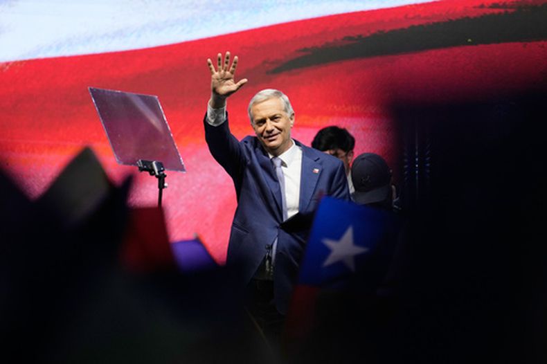 El ultraderechista José Antonio Kast, del opositor Partido Republicano, saluda después de ganar la segunda vuelta de las elecciones presidenciales en Santiago, Chile, el domingo 14 de diciembre de 2025. (AP Foto/Matías Delacroix)