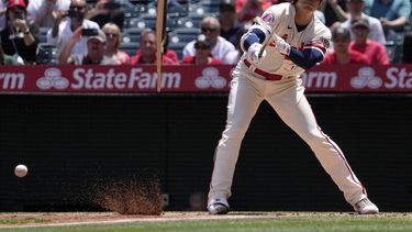 El japonés Shohei Ohtani, de los Angelinos de Los Ángeles, rompe el bate al conectar un sencillo ante los Atléticos de Oakland, el jueves 27 de abril de 2023 (AP Foto/Mark J. Terrill)