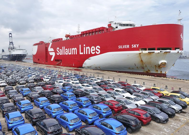 ARCHIVO – Autos nuevos esperan a ser transportados junto a un barco de Sallaum Lines, cerca del muelle en Yantai, provincia de Shandong, en el este de China, el martes 6 de agosto de 2024. (Chinatopix vía AP, Archivo)