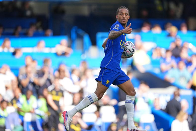 Joao Pedro celebra tras marcar el segundo gol de Chelsea en el partido contra Hull City en la Liga Premier, el sábado 12 de septiembre de 2026, en Londres. (AP Foto/Dave Shopland)