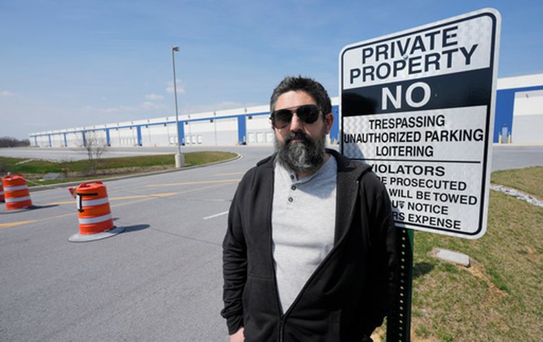 El activista Patrick Dattilio se ve de pie ante un edificio donde se ha propuesto instalar un centro de detención del ICE en Williamsport, Maryland, el jueves 26 de marzo de 2026. (AP Foto/Steve Helber)